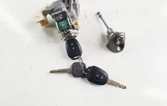Toyota RAV 4 (XA40) Ignition lock 8978242020 04528185 6255040001