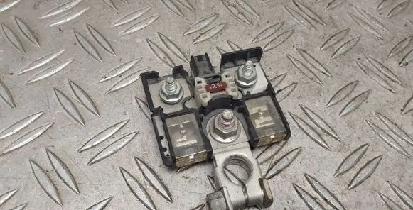 Toyota RAV 4 (XA40) Battery relay fuse 