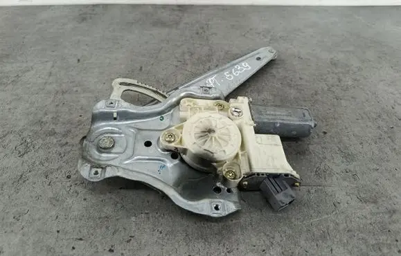 Toyota Avensis T250 Rear door window regulator with motor 