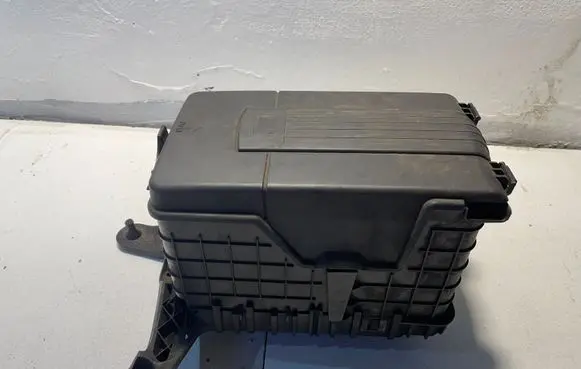 Volkswagen PASSAT B7 Battery box tray 1K0915333