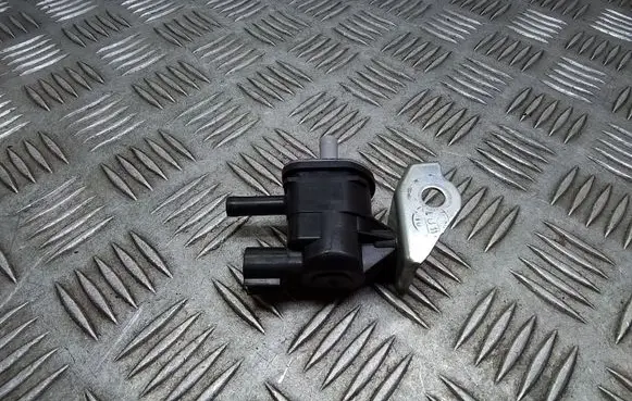 Lexus RX 450H Vacuum valve 9091012276 1362007010