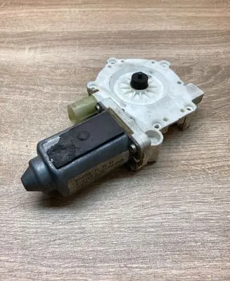 BMW 5 E39 Rear door window regulator motor 8360512