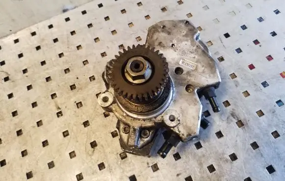 Mercedes-Benz CLS C219 Fuel injection high pressure pump A6420104202
