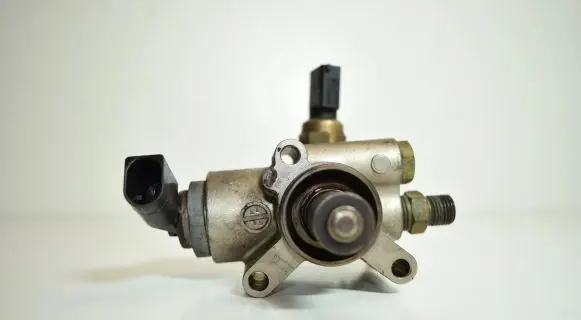 Audi A4 S4 B7 8E 8H Fuel injection high pressure pump 06F127025F