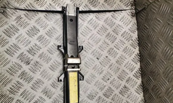 Audi A4 S4 B8 8K Lift Jack 8K0011031G
