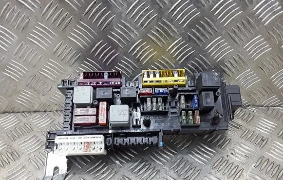 Mercedes-Benz E C207 W207 Fuse module 016706581