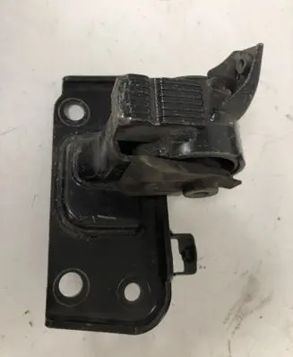 Peugeot 206 Engine mount bracket