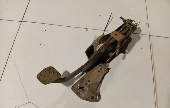 Mazda 5 Brake pedal 