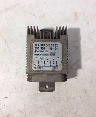 Mercedes-Benz E W210 Coolant fan relay A0255453232 898940000