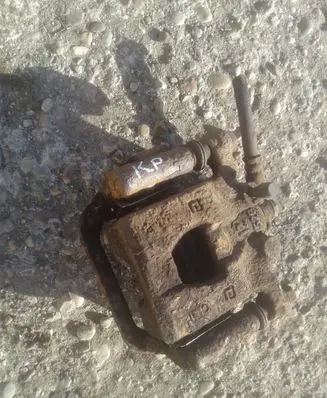 Nissan Qashqai+2 Rear brake caliper