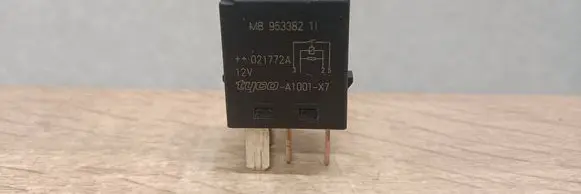 Volkswagen PASSAT B5.5 Other relay MB953382 021772A
