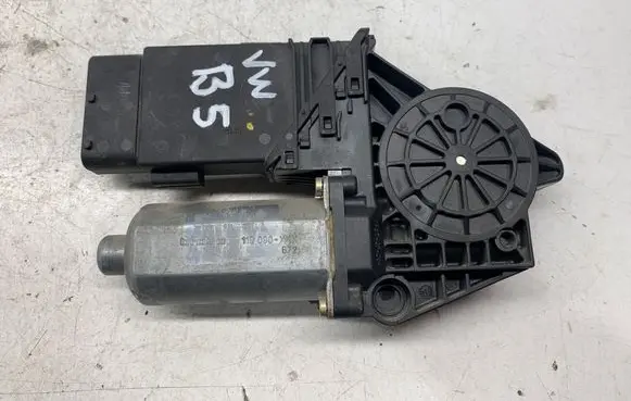 Volkswagen PASSAT B5 Front door window regulator motor 0130821694 119090672