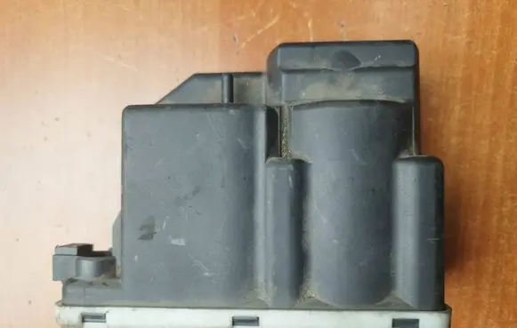 Mercedes-Benz E W124 Central locking vacuum pump 