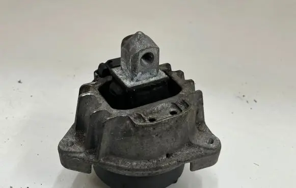BMW 5 GT F07 Engine mount bracket 6777371 68623513