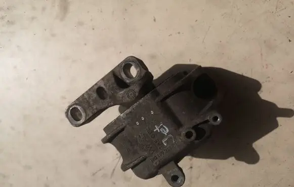 Volkswagen Jetta V Engine mount bracket 1K0199262AT
