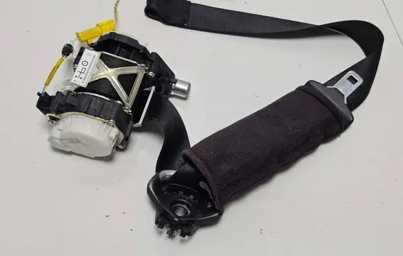 BMW 1 E82 E88 Front seatbelt 6981477