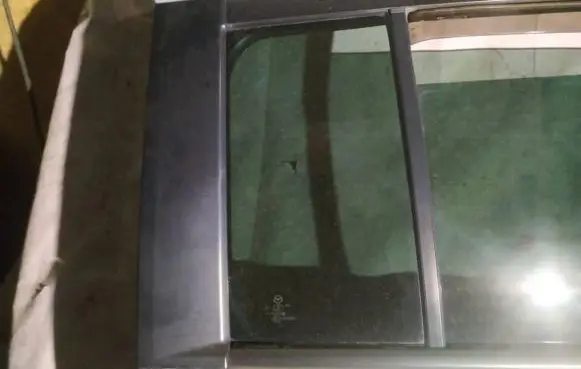 Rear vent window glass