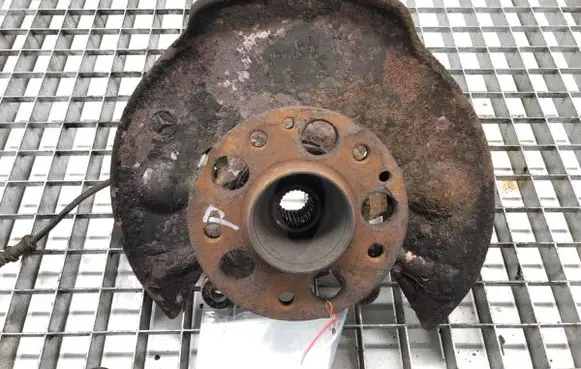 Front wheel hub spindle knuckle