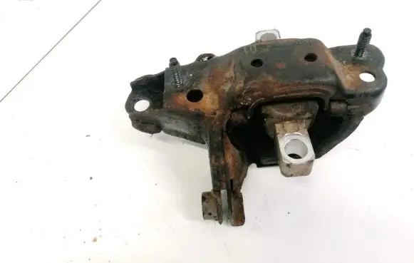 Volkswagen Polo Engine mount bracket