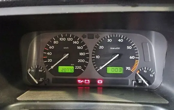 Speedometer (instrument cluster)