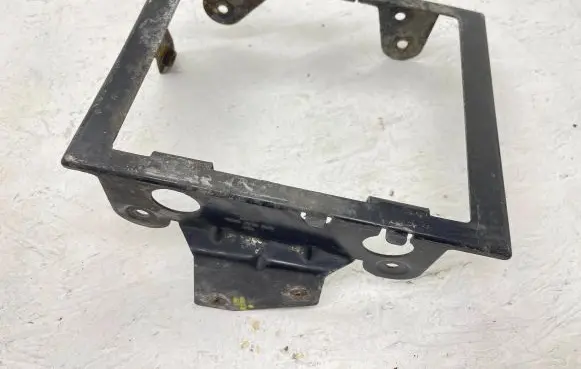 Radiator mount bracket