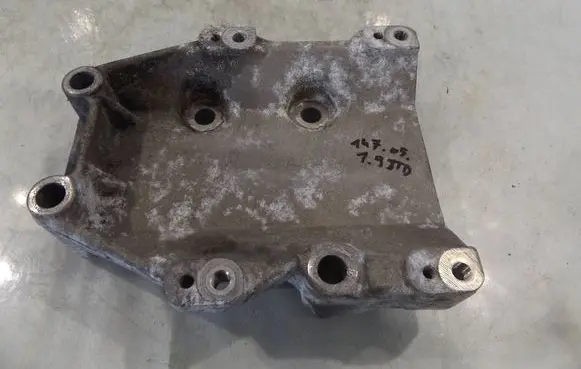 Engine mounting bracket