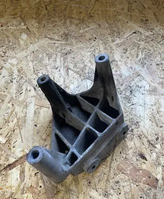Engine mounting bracket