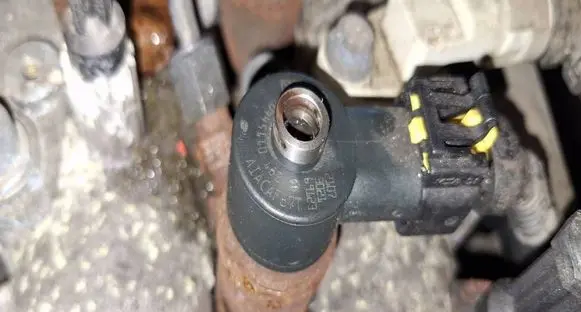 Opel Corsa D Fuel injector 0445110183