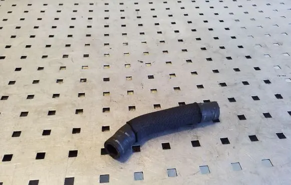 Volkswagen Touareg I Engine coolant pipe/hose