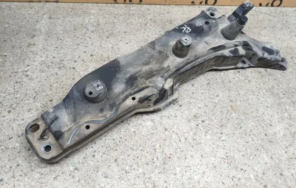 Volvo XC90 Fender mounting bracket 31391777