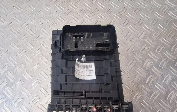 Volkswagen Scirocco Fuse module 1K0937629A 0829250776