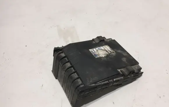 Volkswagen PASSAT B6 Fuse box cover 1K0937132