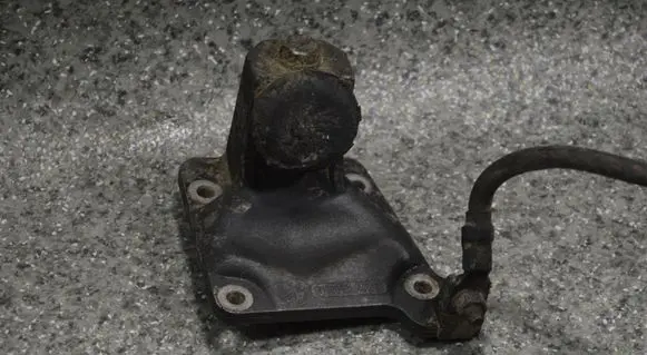BMW 5 E39 Engine mounting bracket 6751226