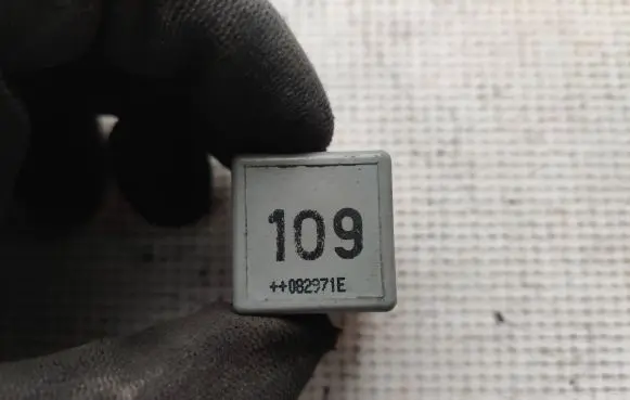 Volkswagen Transporter - Caravelle T4 Other relay 1J0906381A V23134B52X396
