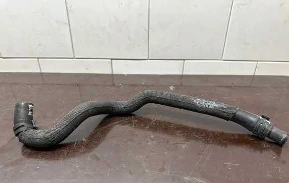 Coolant pipe/hose
