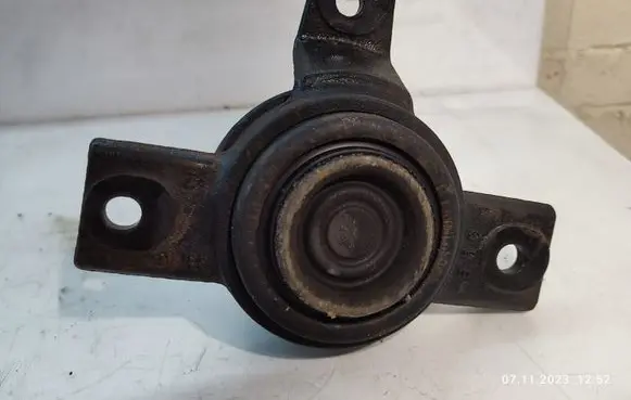 Hyundai Santa Fe Engine mount bracket