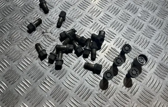 Audi A4 S4 B9 Anti-theft wheel nuts and lock VW26268