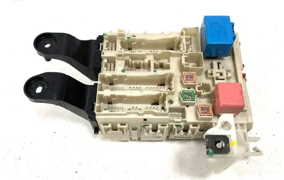 Toyota Avensis T270 Fuse module 8273005170C 328648H21 15428K10