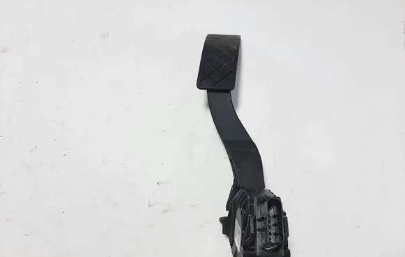 Accelerator throttle pedal