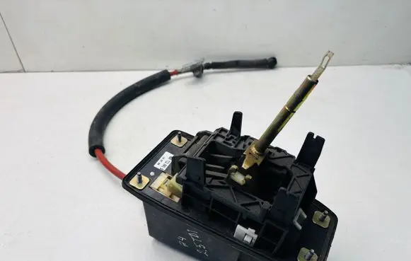 Volkswagen PASSAT B5 Gear shifter/selector 4B0713041B