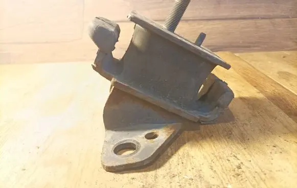 KIA Sorento Engine mount bracket