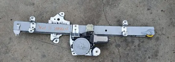 Nissan X-Trail T32 Front door window regulator with motor 807304CA0A 2621005630
