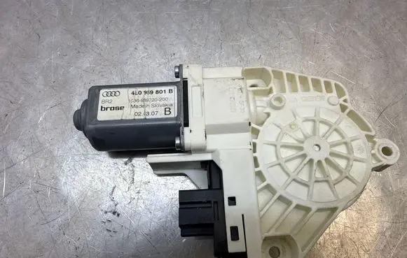 Audi Q7 4L Rear door window regulator motor 4L0959801B