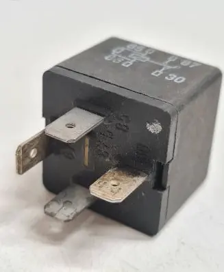 Volkswagen PASSAT B5 Other relay 8D0951253A PA66GF30