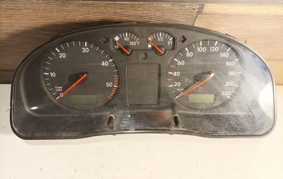 Volkswagen PASSAT B5 Speedometer (instrument cluster) 88311245