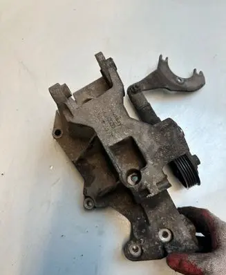 Volkswagen PASSAT B5.5 Generator/alternator bracket 038903143AE