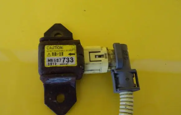 Mitsubishi Outlander Airbag deployment crash/impact sensor MR587733