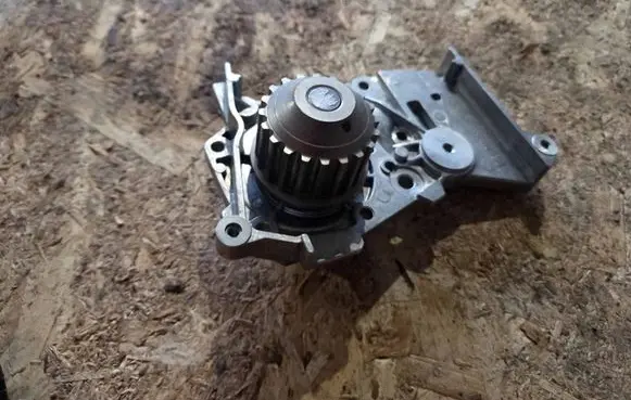 Renault Clio II Water pump 7701378050