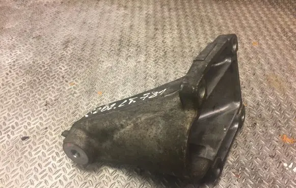 Mercedes-Benz C W202 Engine mount bracket 6112230604 A6112230604