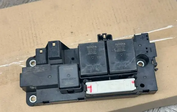 Toyota Auris E180 Relay mounting block G92Z133011
